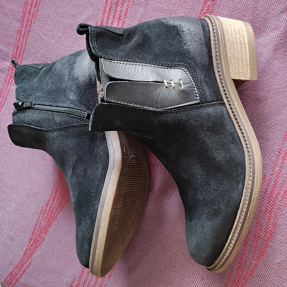 🖤 Eric Michael Black Suede Booties. Size 36.